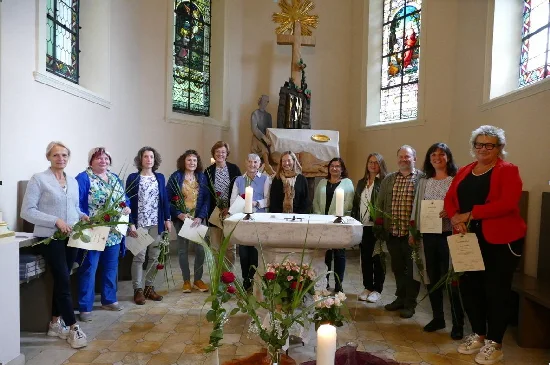 Zwölf neue Hospizbegleiterinnen und Hospizbegleiter